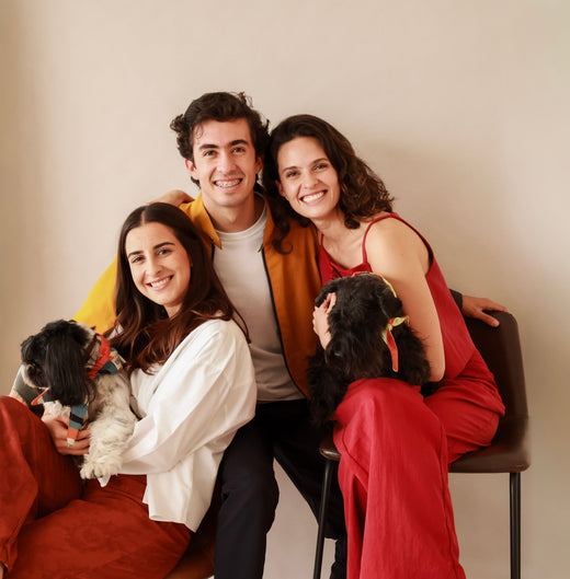 Los tres fundadores de BUNGOT con sus perros